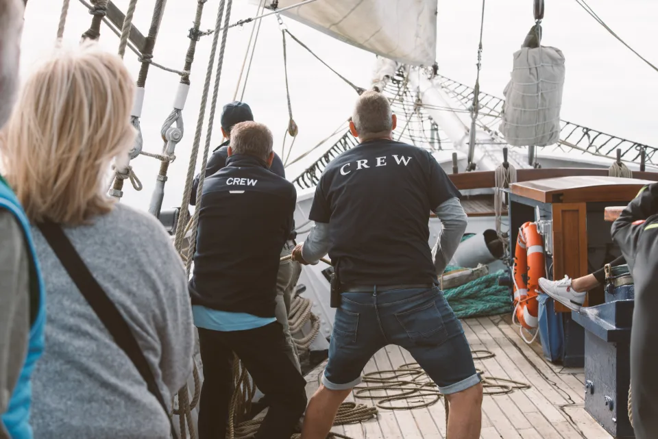 Crew der Santa Barbara Anna auf der Hanse Sail 2026 beim Setzen der Segel