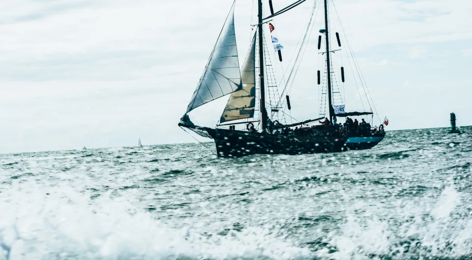 Ein Segelschiff auf der Hanse Sail vor Rostock-Warnemünde