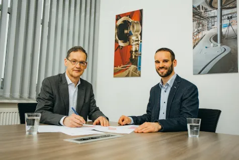 The publicly appointed surveying engineers Andreas Golnik and Daniel Golnik at the meeting table